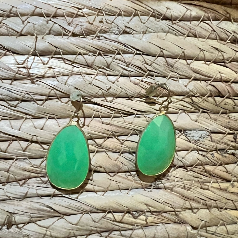 Green teardrop faceted dangle earrings vintage style - Picture 5 of 5